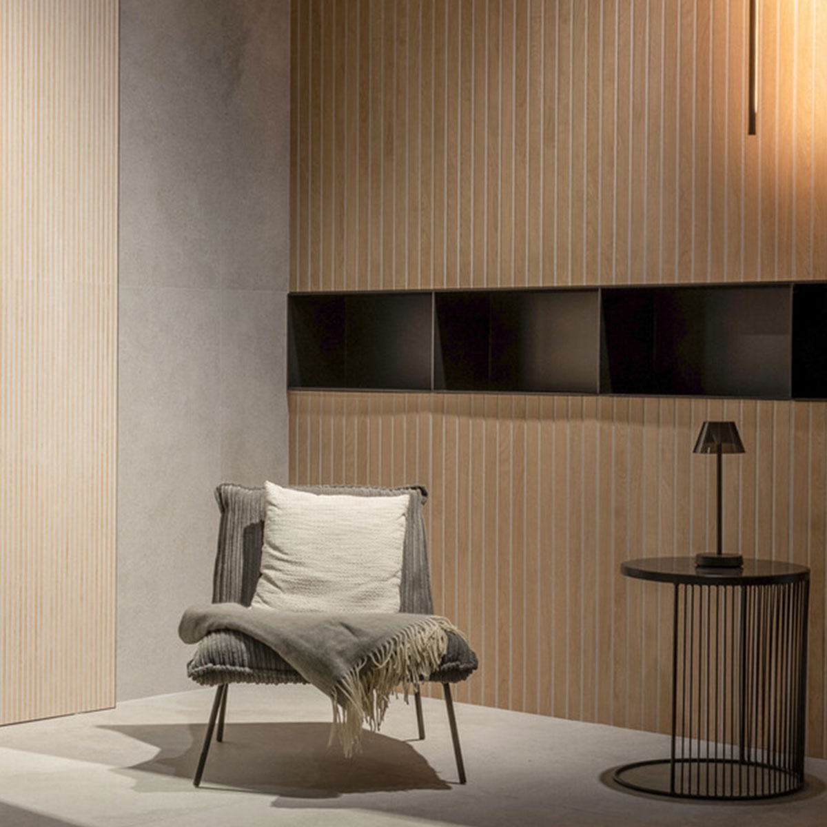 Interior con revestimiento Bari Aural Grey 60x120