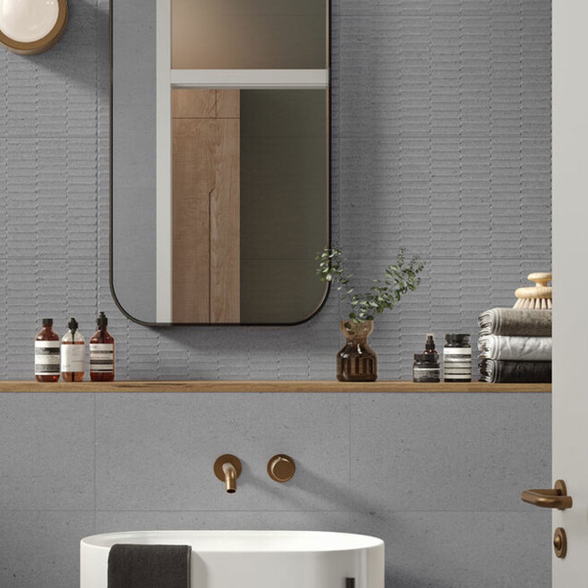 Badezimmer mit stumpfer Anthrazit-Wandfliese 30x60