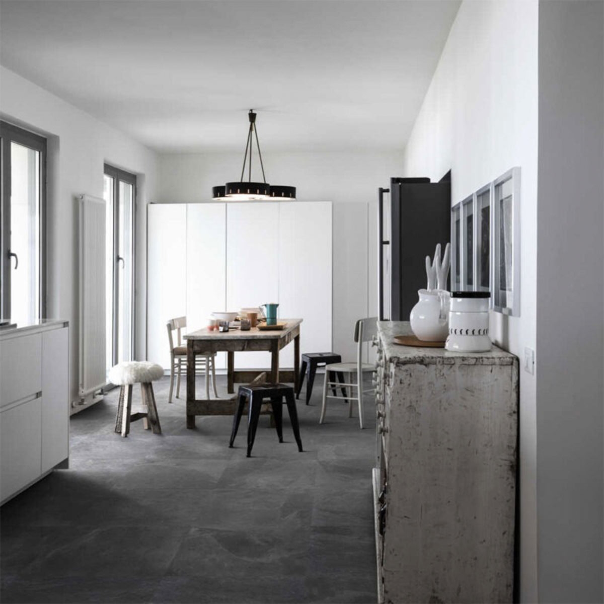 Interior con pavimento Ardesia Antracite 75x75