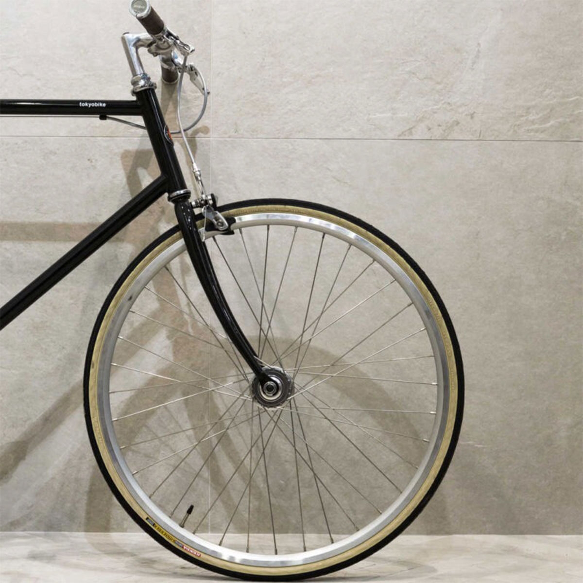 Pared con revestimiento imitación piedra Ardesia Bianco 75x75