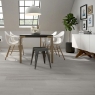 Interior con pavimento Carelia Gris 22.5x90