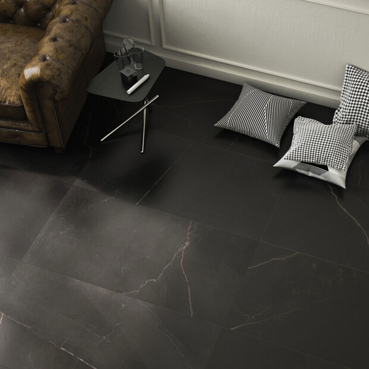 Interior con pavimento Emerita Dark 60x120 (Caja 1.44m2)