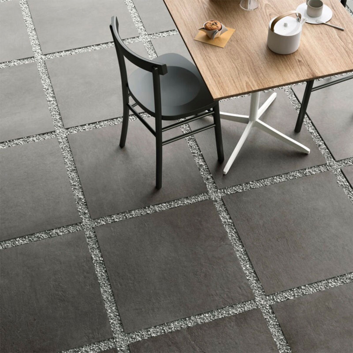 Außenansicht mit Plaster20 Anthrazit-rutschfestem Boden 60x60 (Box 0,72 m²)