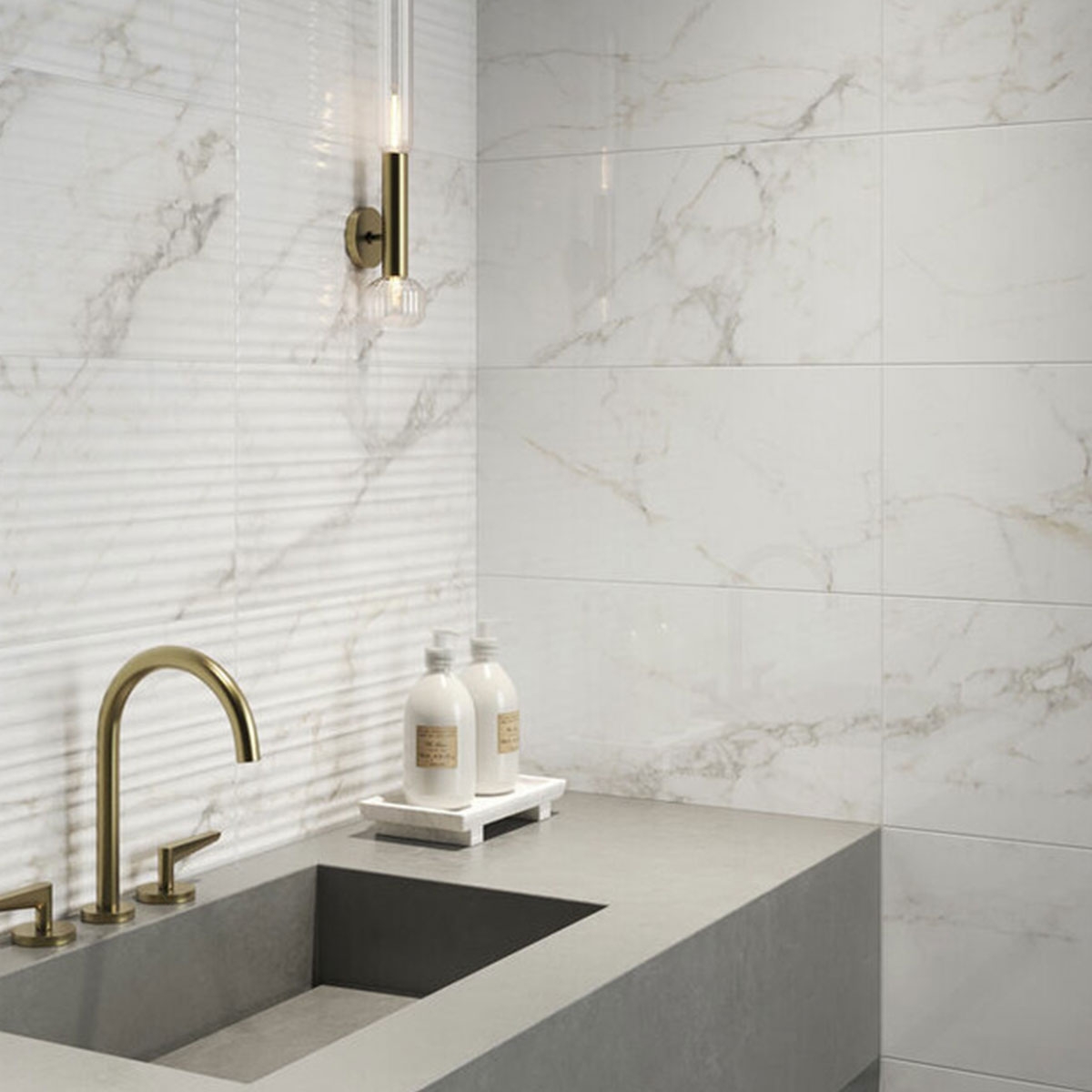 Baño con revestimiento Firenze Wavy White 25x50