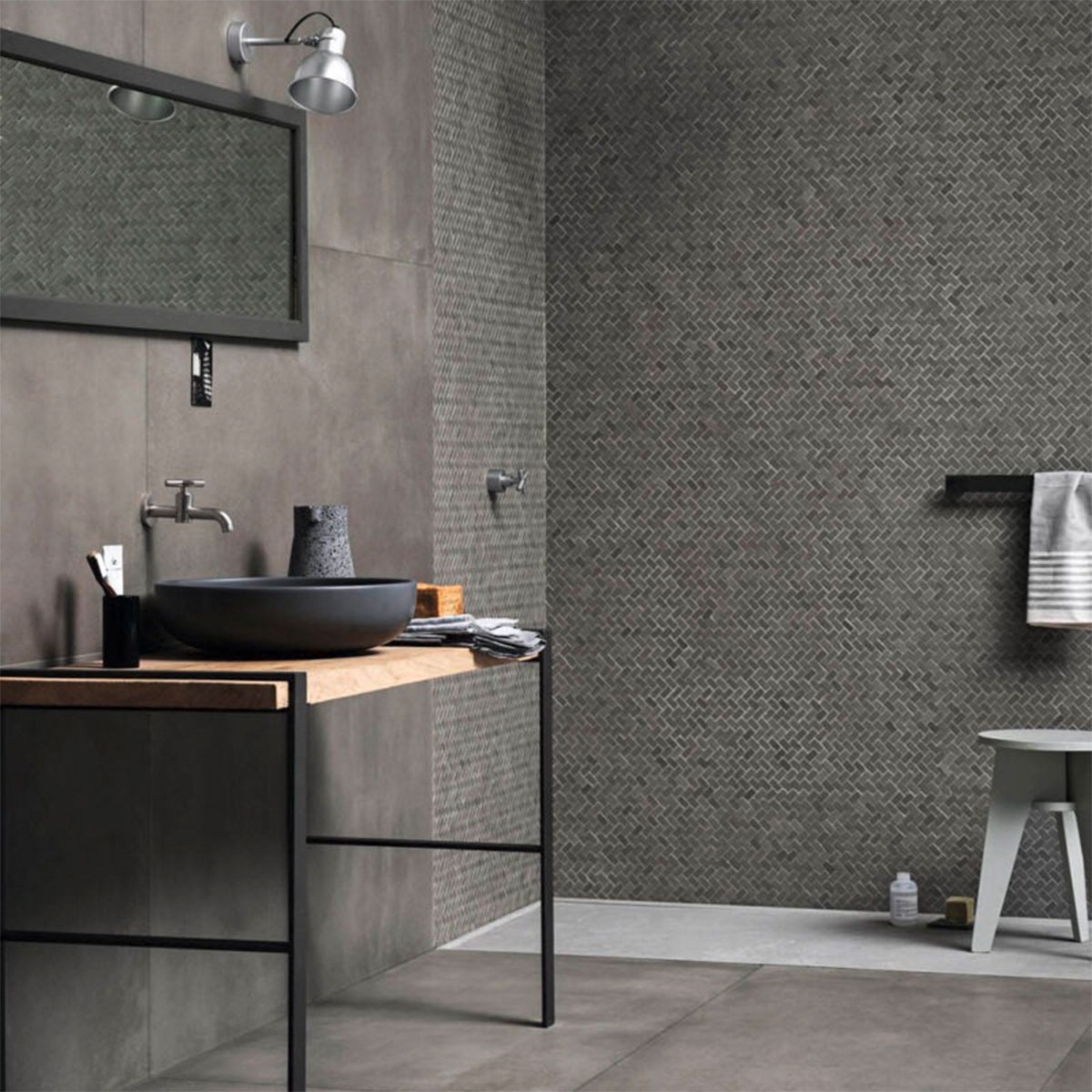 Baño con revestimiento Powder Mosaico Graphite 30x30