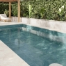 Piscina con pavimento y revestimiento Bali Verde Antideslizante 44x66 (Caja 1,17m2)
