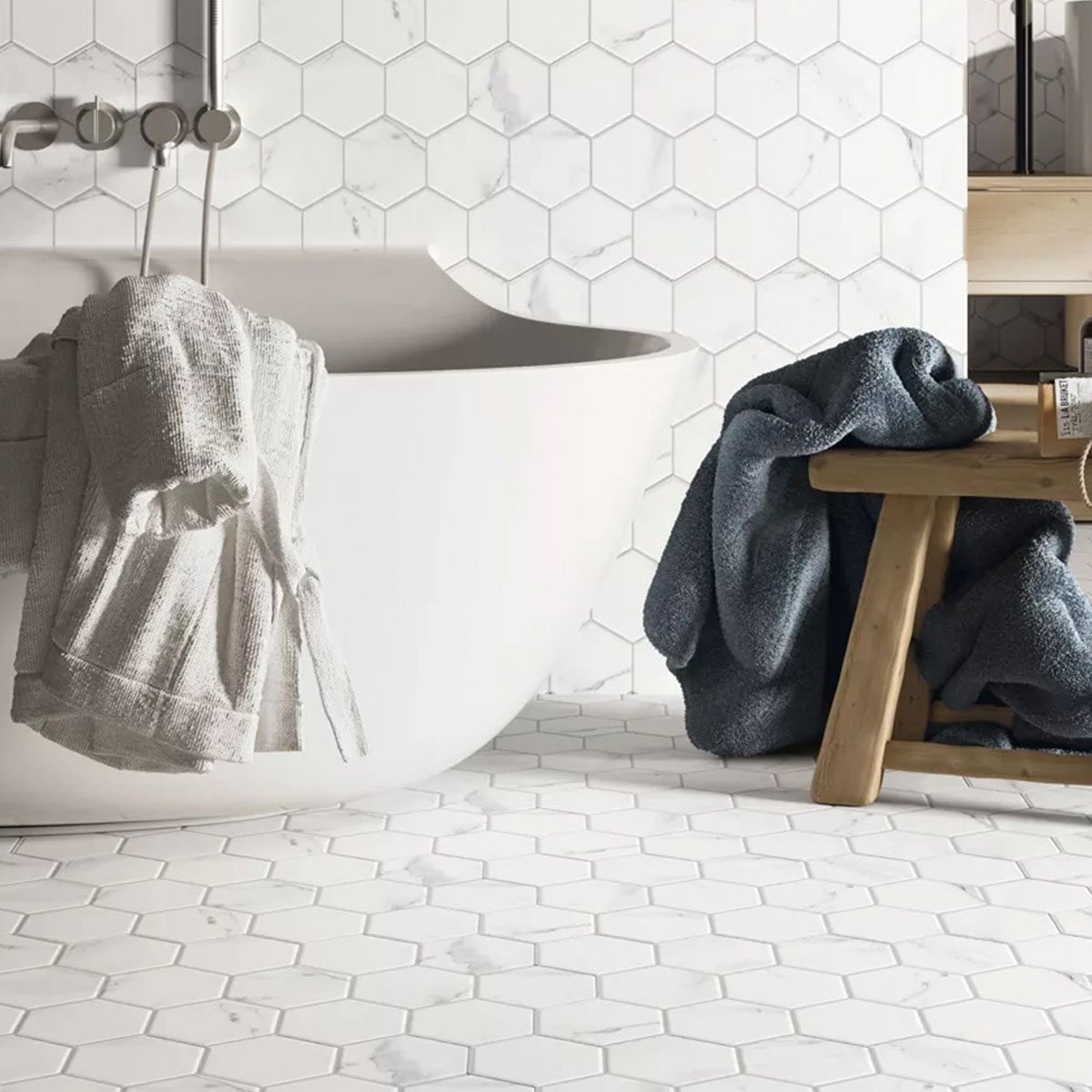 Badezimmer mit Hex Calacatta Boden und Wandfliesen 26,5x51