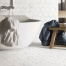 Salle de bain avec carreaux de sol et murs Hex Calacatta 26,5x51