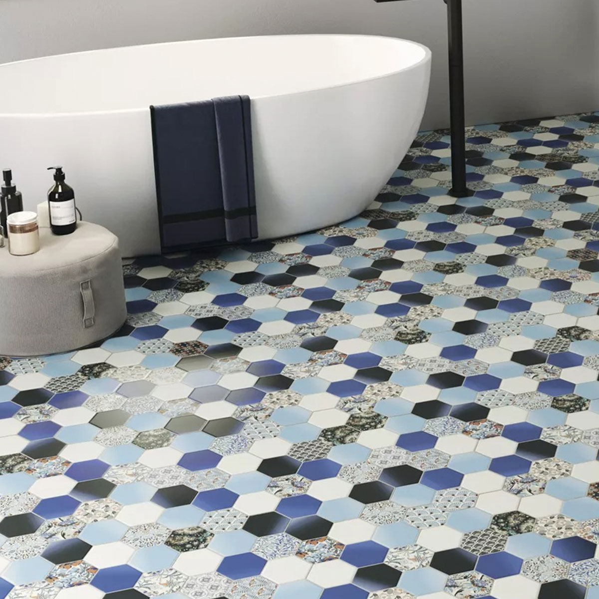 Salle de bain avec sol Hex Nouveau Blue 26,5x51