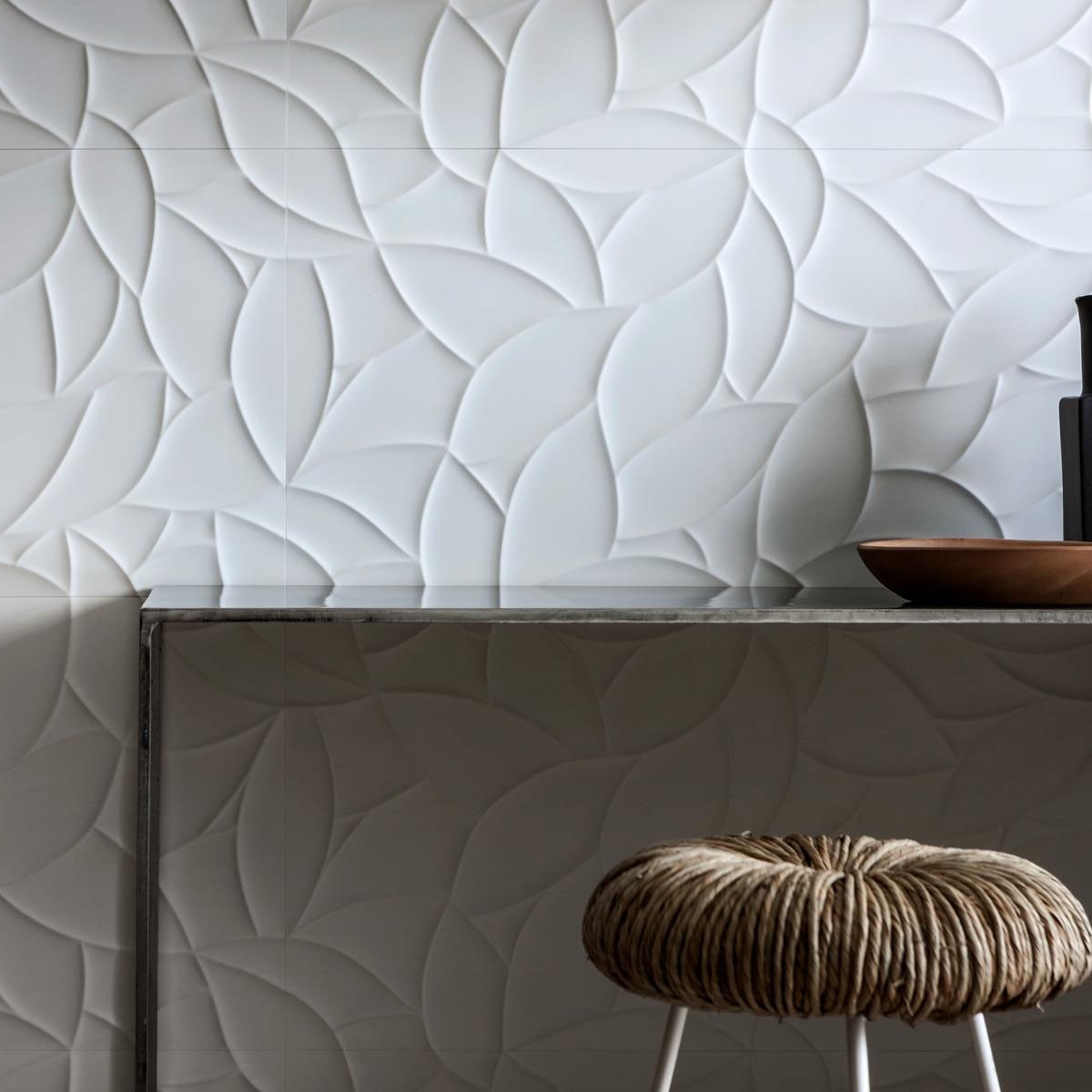 Ambiente con Revestimiento Essenziale Flora 3D Sat. 40x120 cm