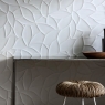 Ambiente con Revestimiento Essenziale Flora 3D Sat. 40x120 cm