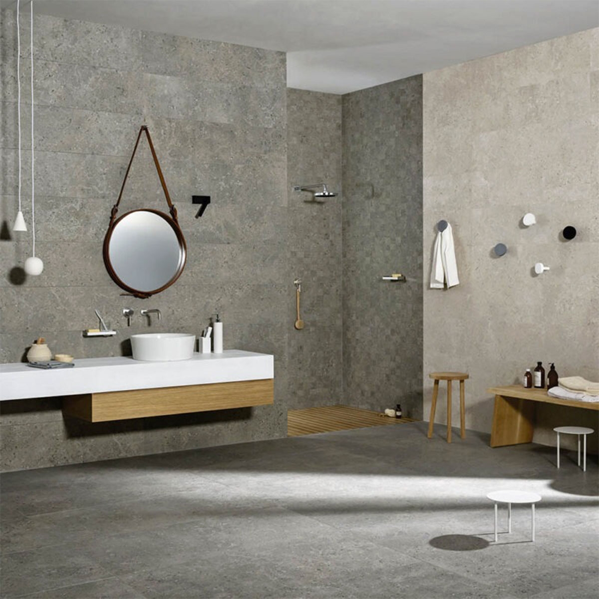 Baño con pavimento Mystone Gris Fleury Taupe 30x120