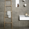 Interior con revestimiento Mystone Gris Fleury Taupe 30x120