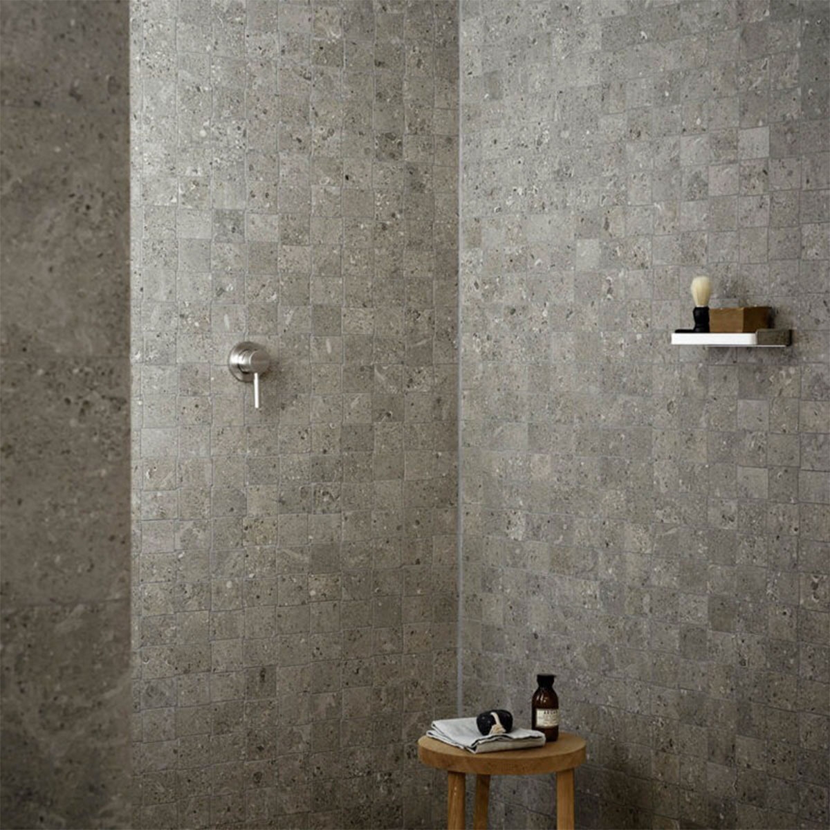 Intérieur avec revêtement mystone grey fleury mosaic taupe 30x30