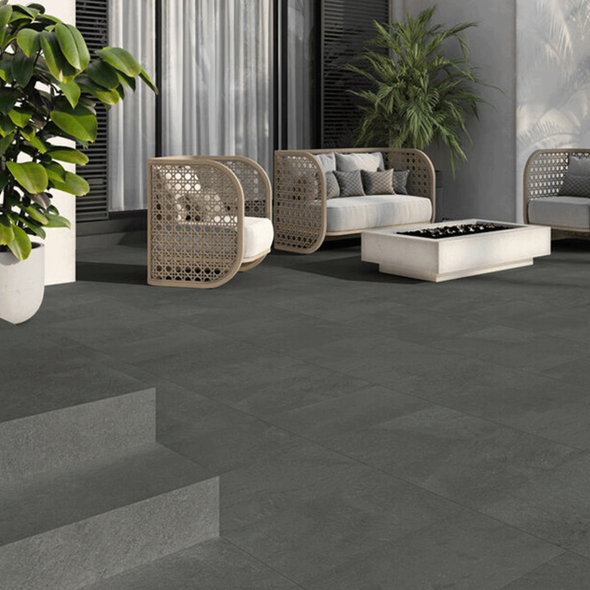 Außenansicht mit Nusa Dark rutschfestem Boden 30x60