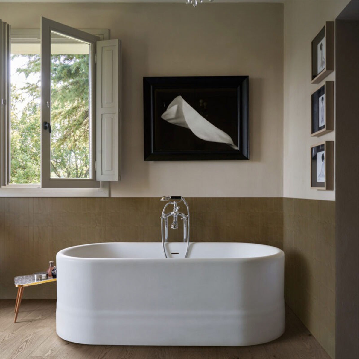 Interior con pavimento Vivo Castano 20x120