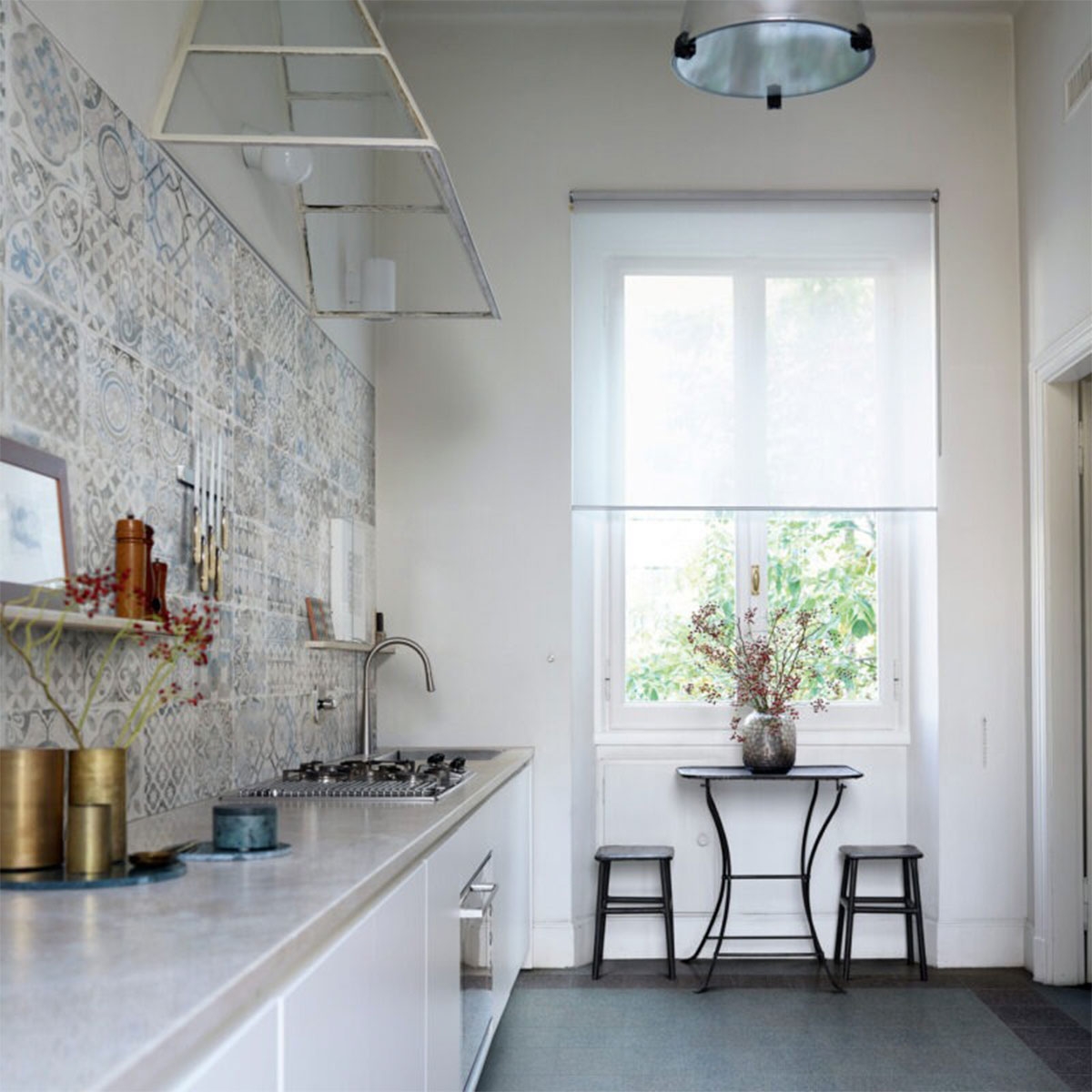 Cocina con pavimento D_Segni Scaglie Blue 20x20