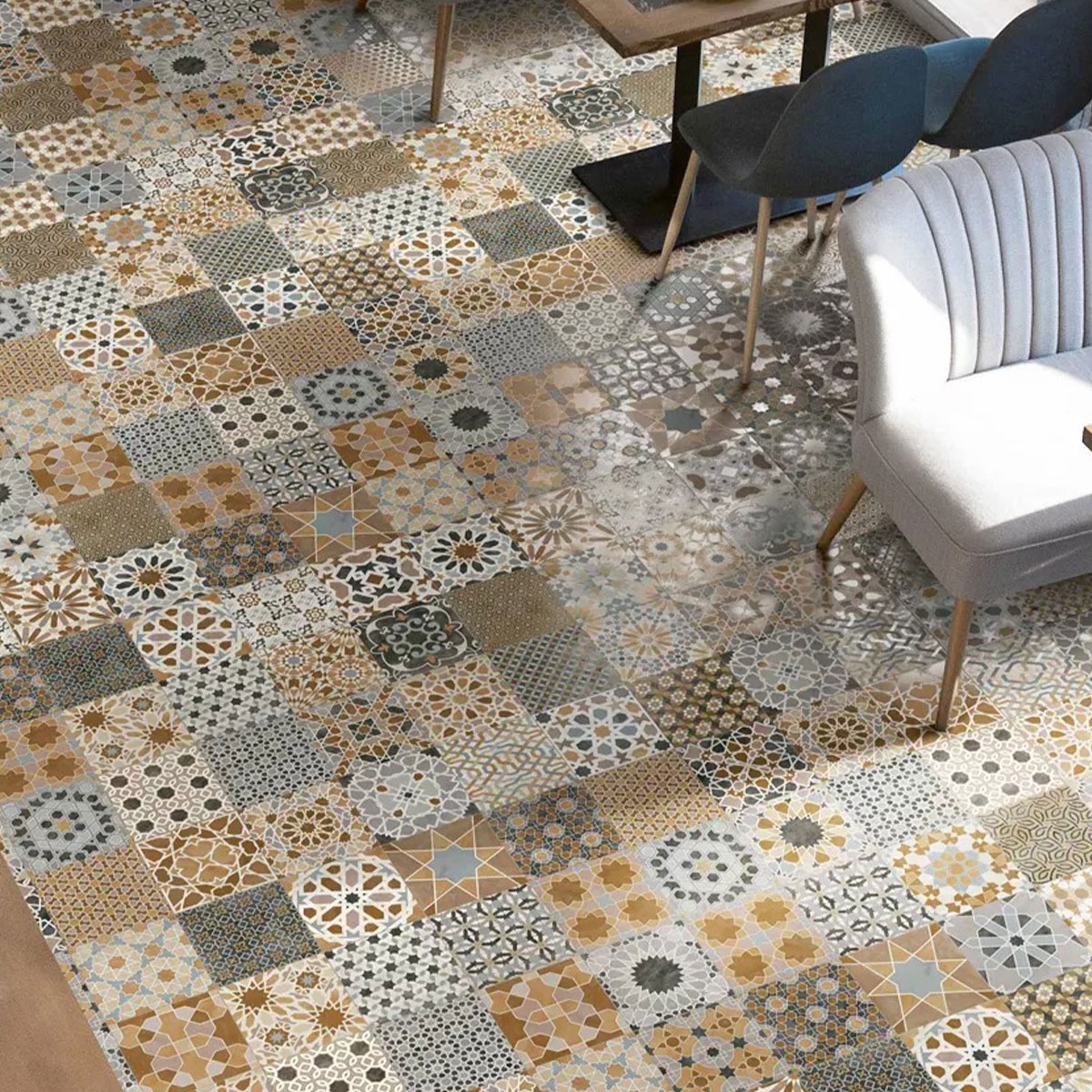 Innenraum mit Marrakech Mix 44x44 Boden (Box 1,37m²)