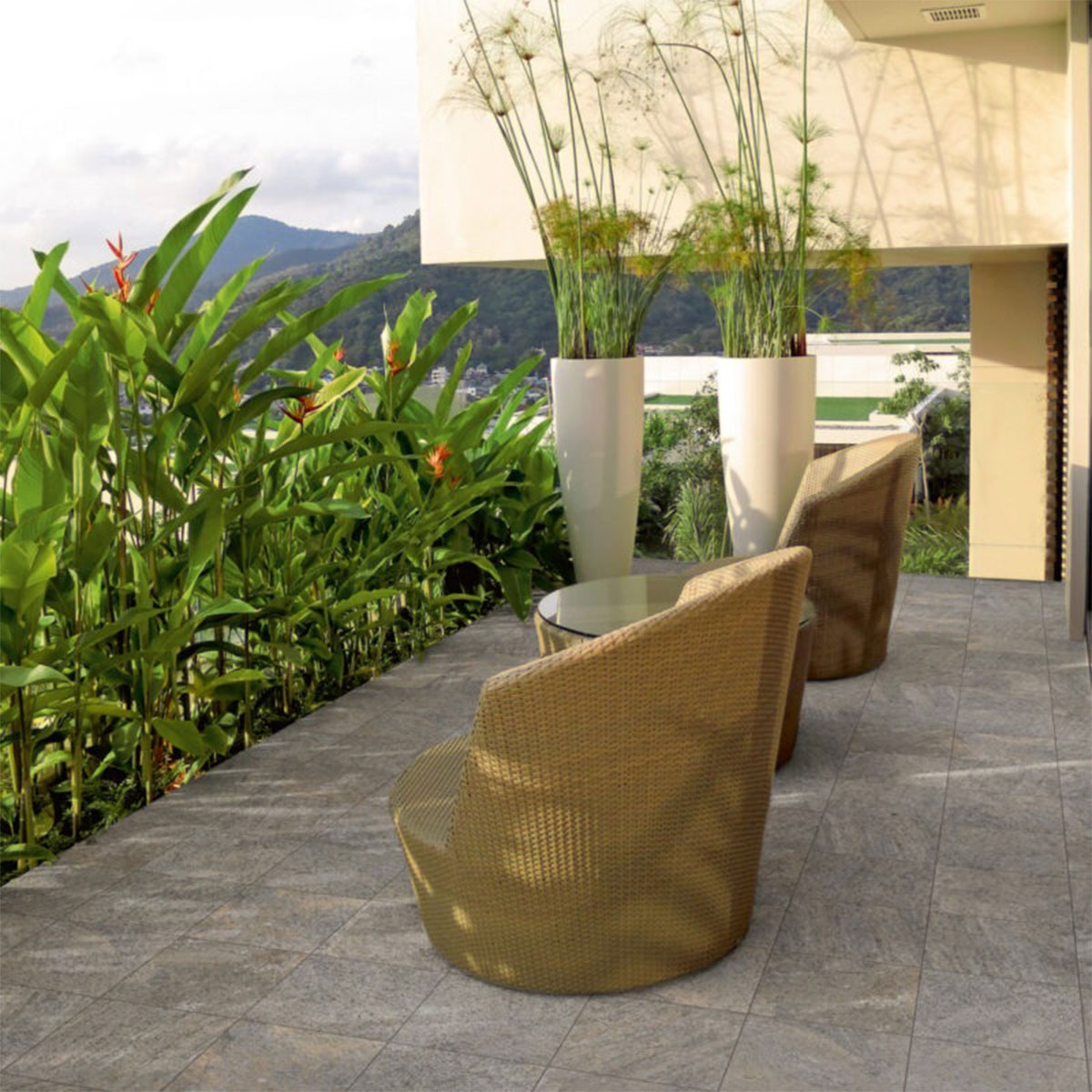 Außenansicht mit Rocking Strutturato Grey rutschfestem Boden 20x20