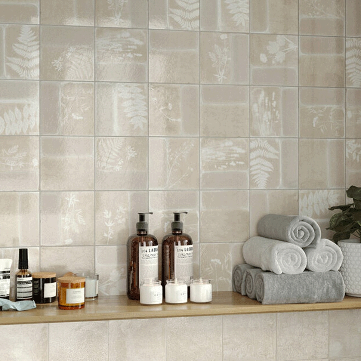 Interior con revestimiento Sabine Lake Cream 15x15