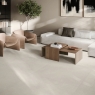 Interior con pavimento Serra Cream 120x120