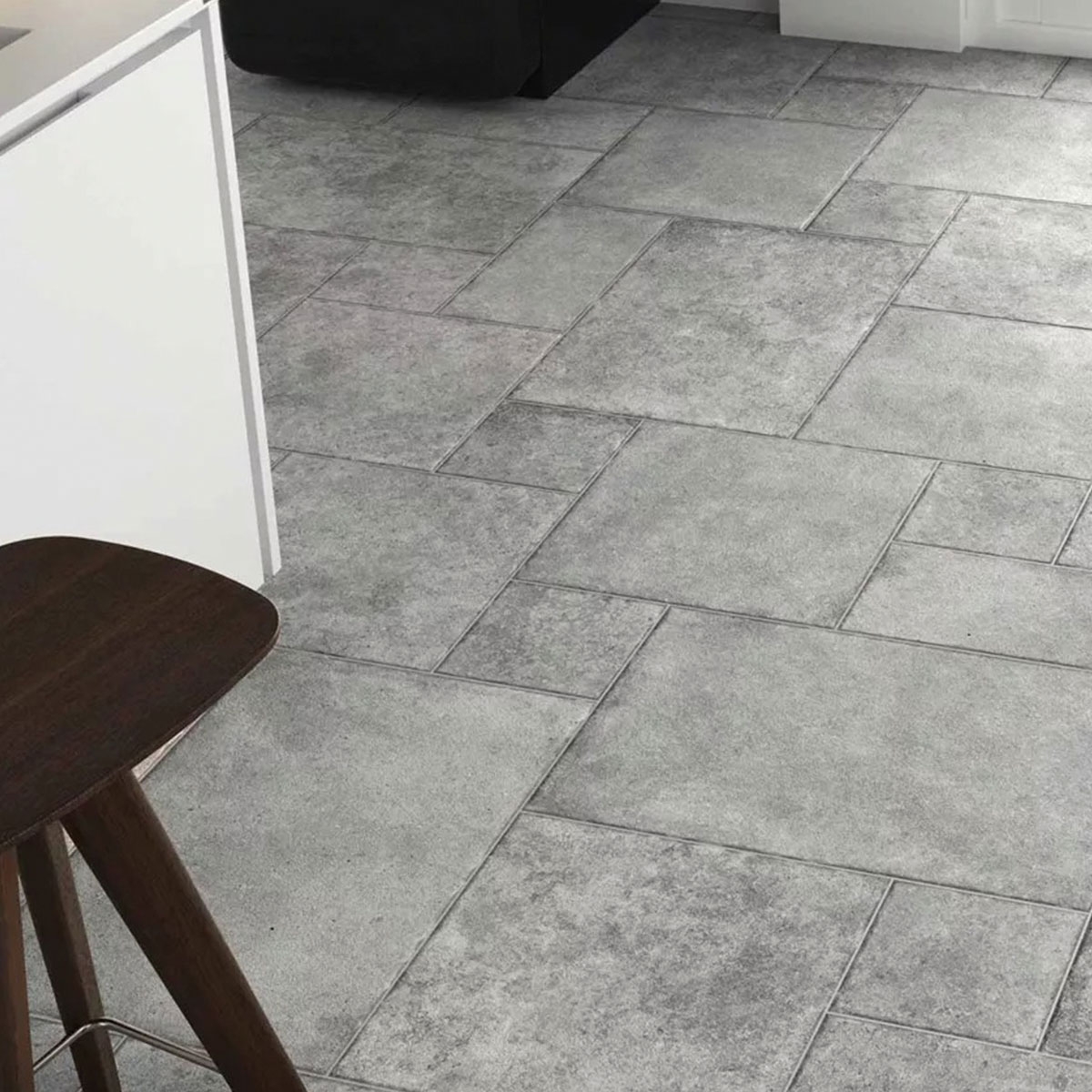 Interior com pavimento modular Borgogna Stone Grey 44x66