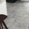 Interior com pavimento modular Borgogna Stone Grey 44x66