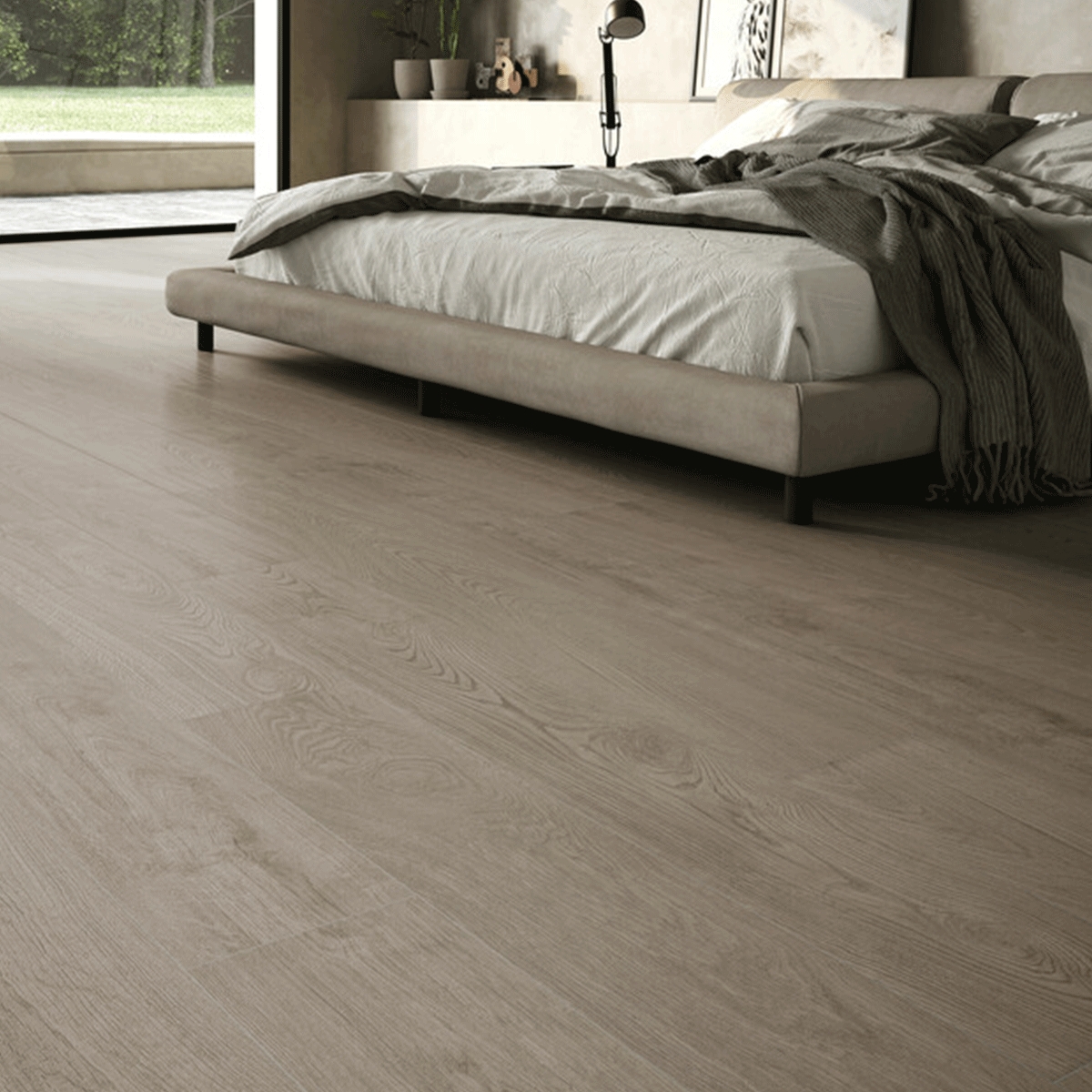 Innenraum mit Tatami Brown rutschfestem Boden 20x120