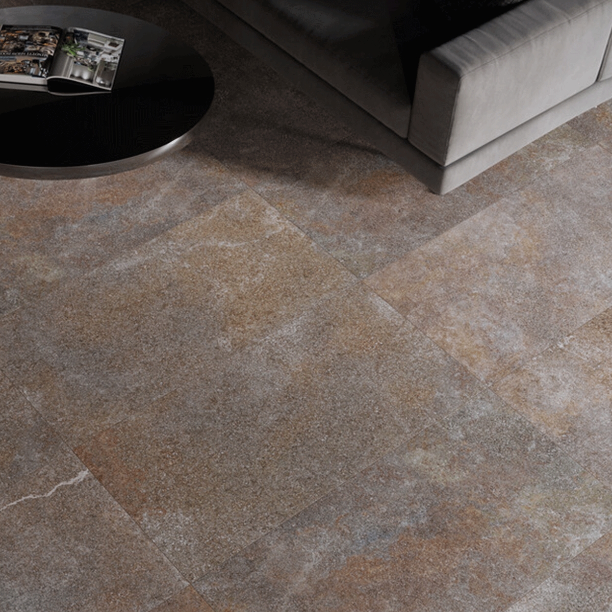 Interior con pavimento Trento Rosso 60x120