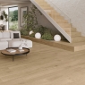 Interior con pavimento Verne Oak 30x120 (Caja 1.80m2)