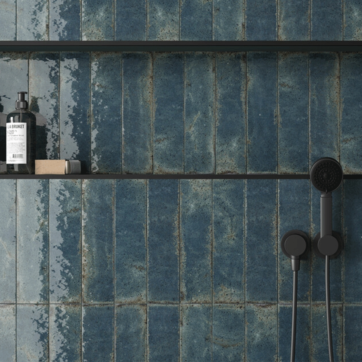 Baño con revestimiento Vibrant Blue 7x28