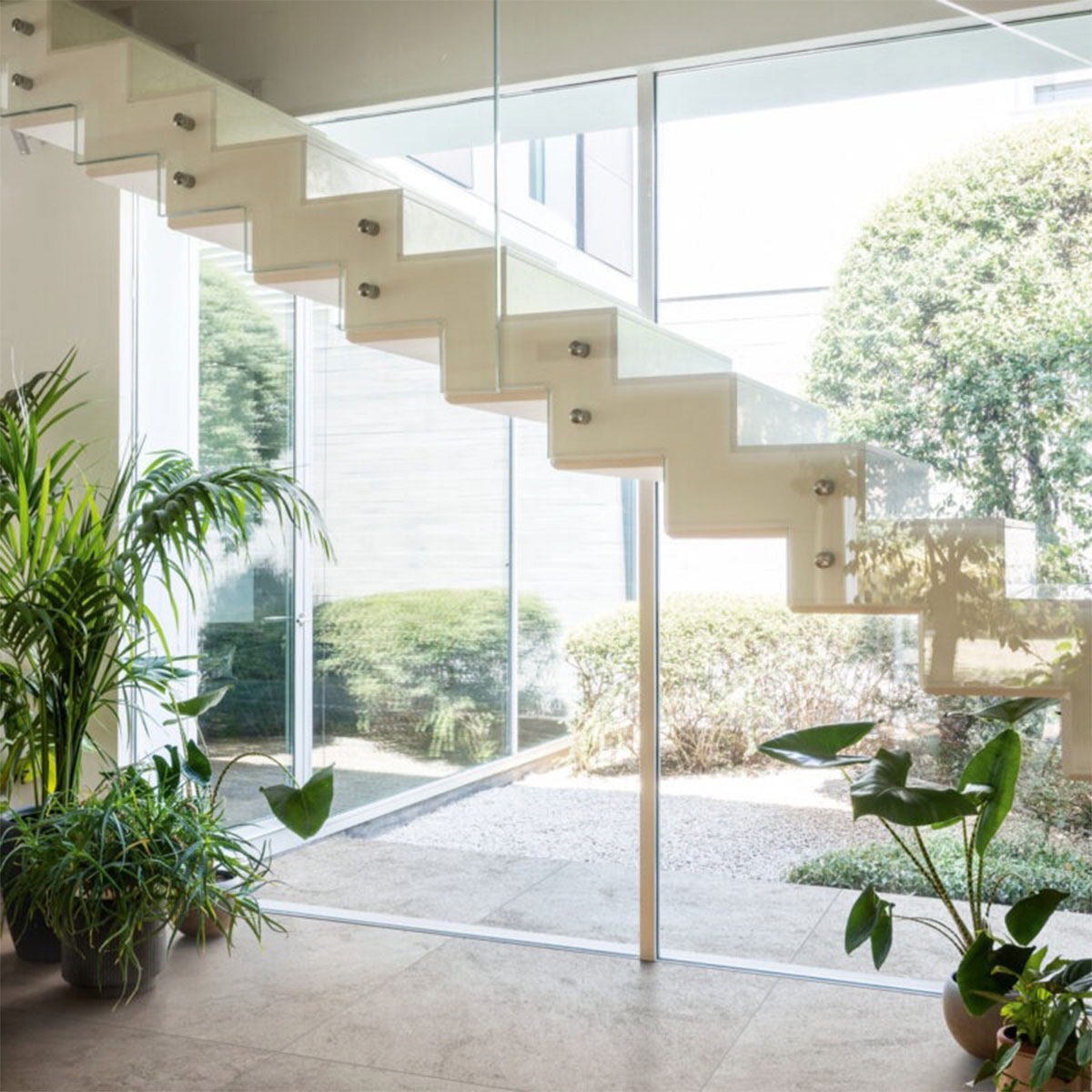 Innenraum mit Naturalia Taupe rutschfestem Boden 100x100