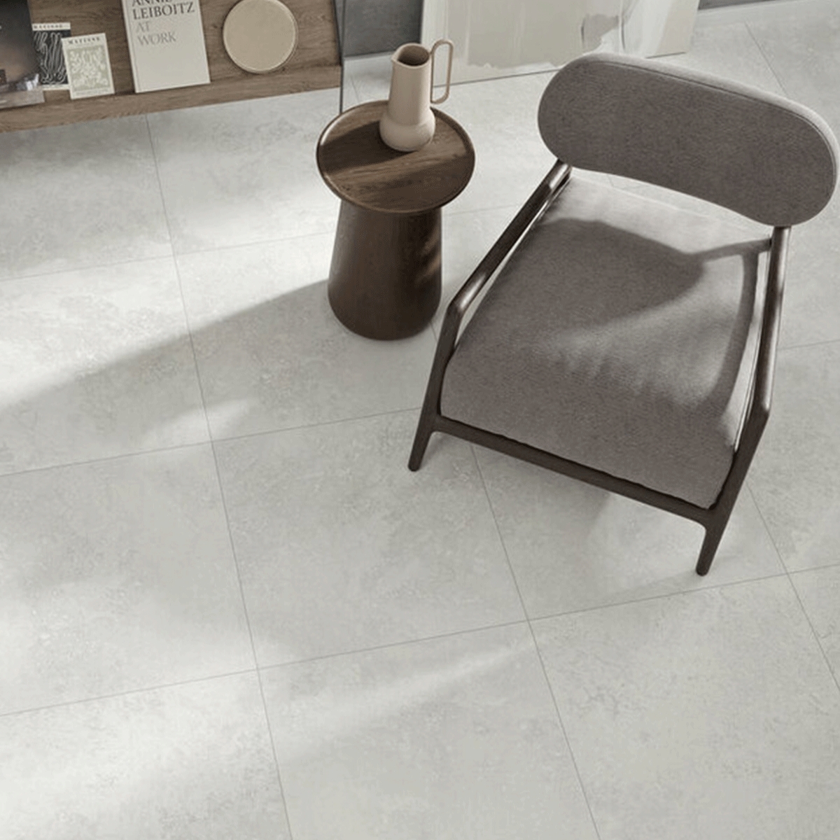 Interior con pavimento Nadia Grey 60x60