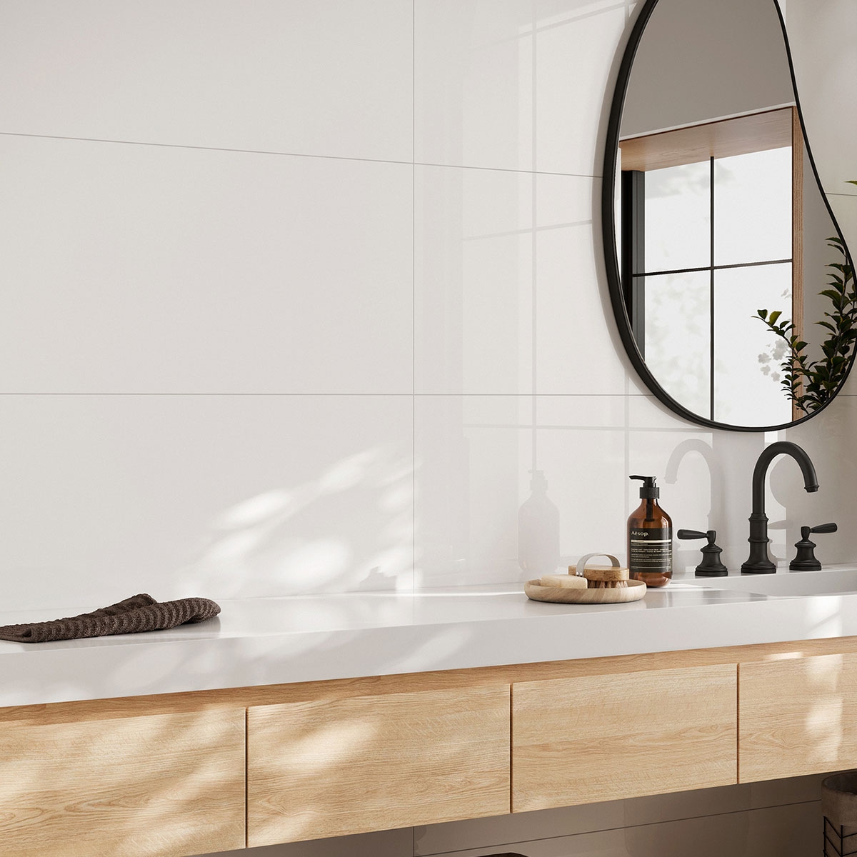 Badezimmer mit weißer Glanzbeschichtung 40x120