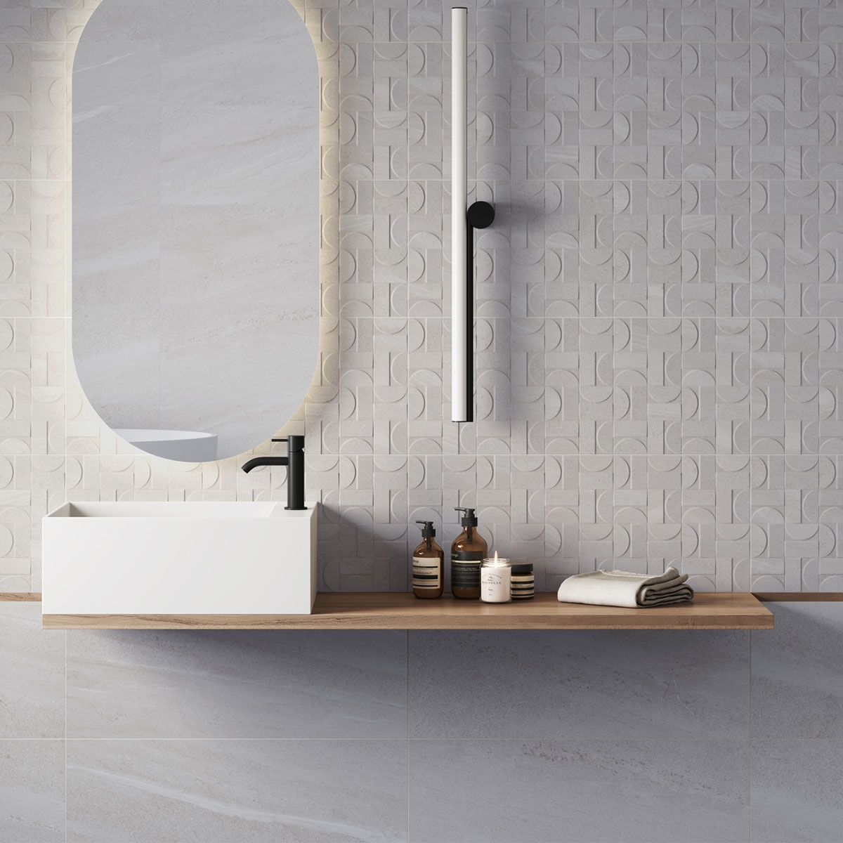 Baño con revestimiento Cumbria Geom Pearl 30x75