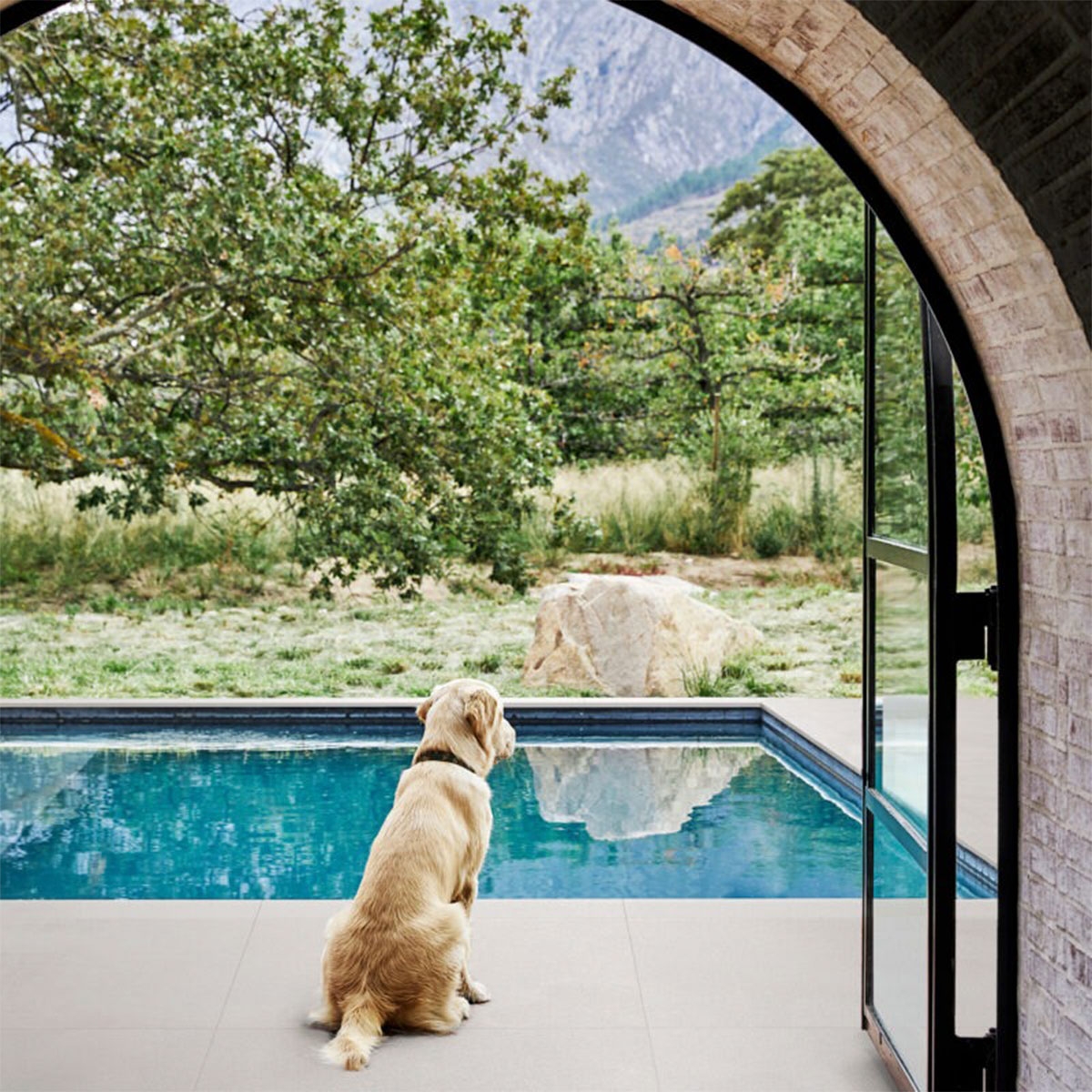 Exterior con pavimento Cementum Strutturato Ash Antideslizante 60x120