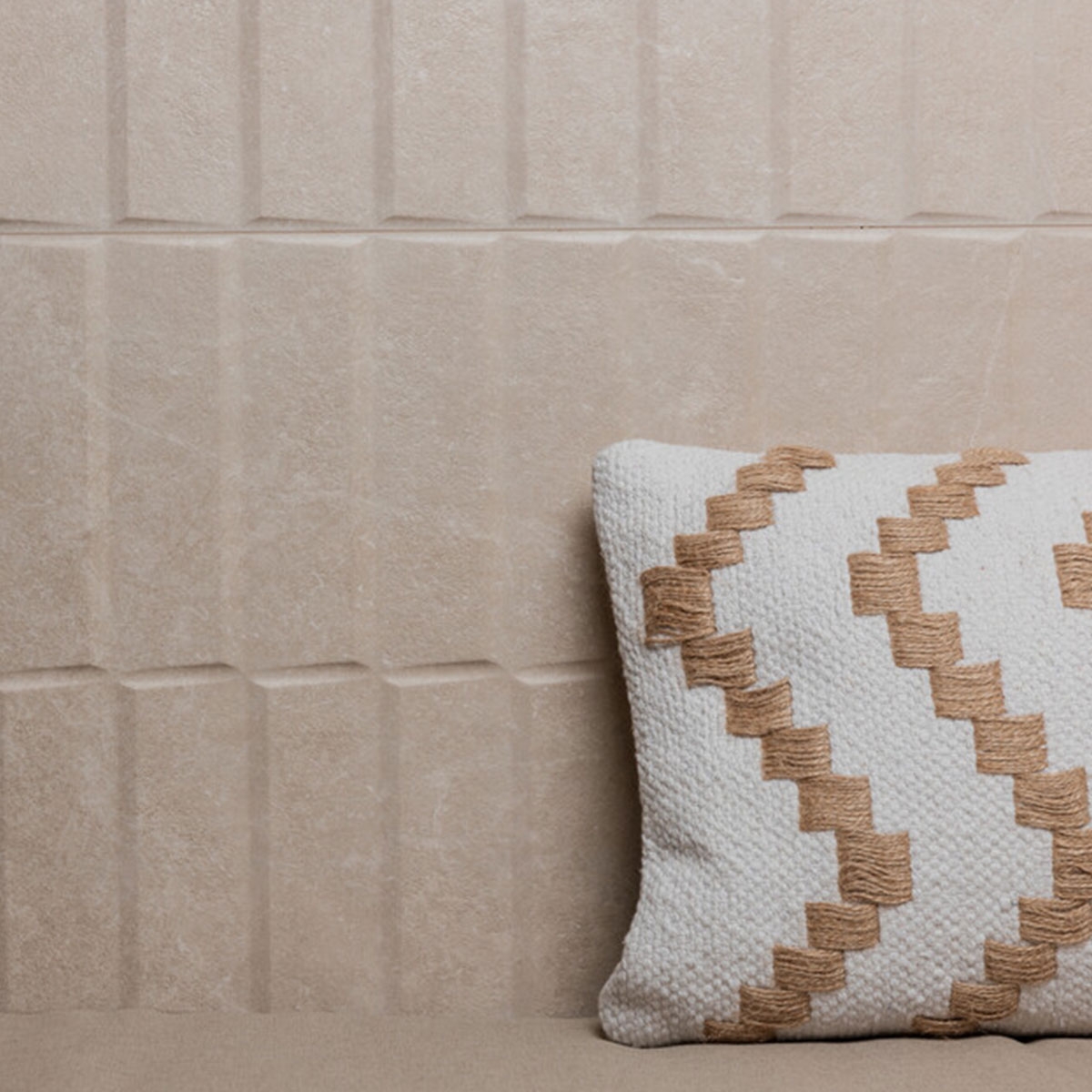 Interior con revestimiento Storm Blind Cream 40x120 (Caja 1.44m2)