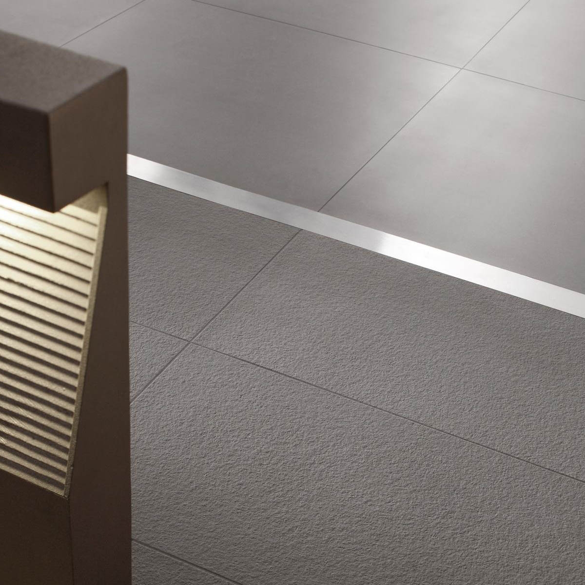 Interior com pavimento neutro Grigio Scuro 60x60