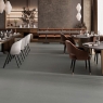 Interior con pavimento Level Med Plomo 90x90