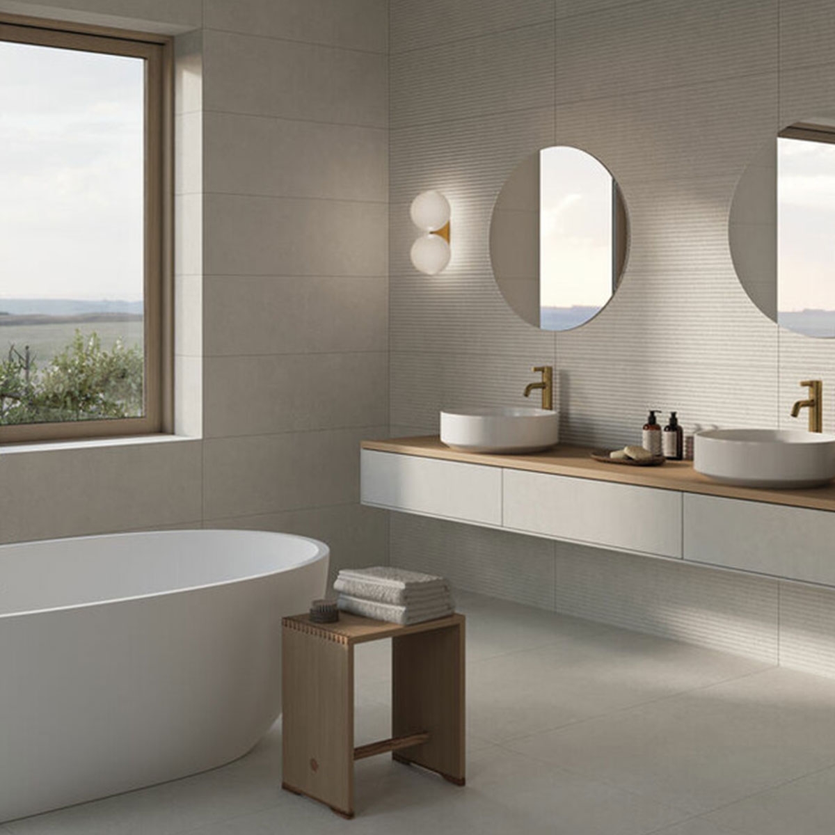 Badezimmer mit Level Marfil 30x90 Verkleidung