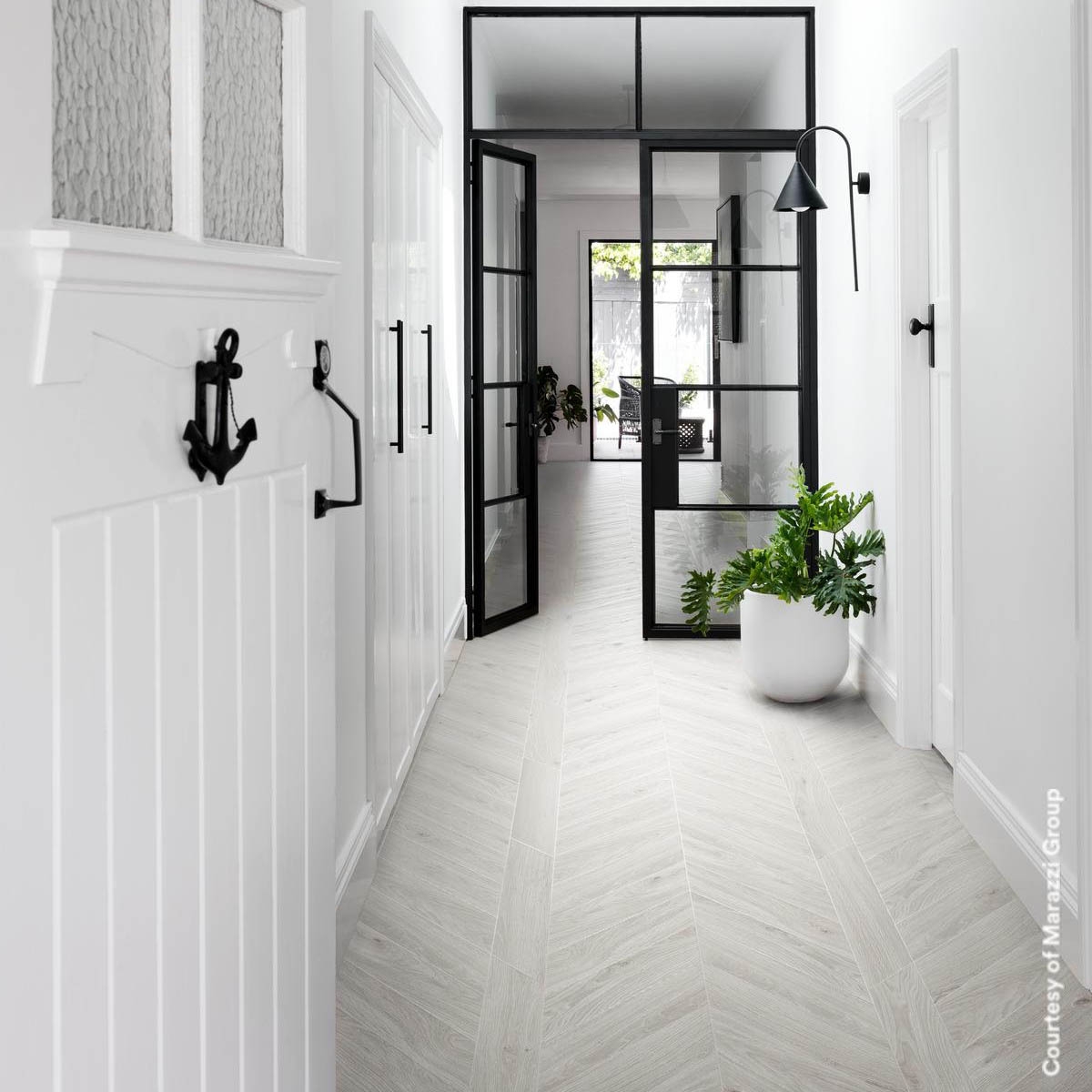 Interior con Pavimento Oltre White Chevron 11x54