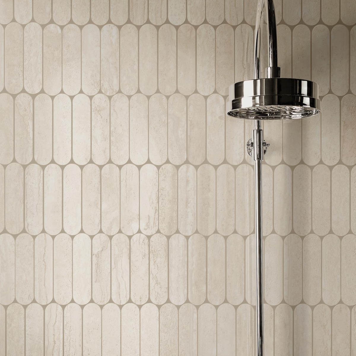 Casa de banho com revestimento mosaico Ovale Lux Travertino Navona 20x36.5