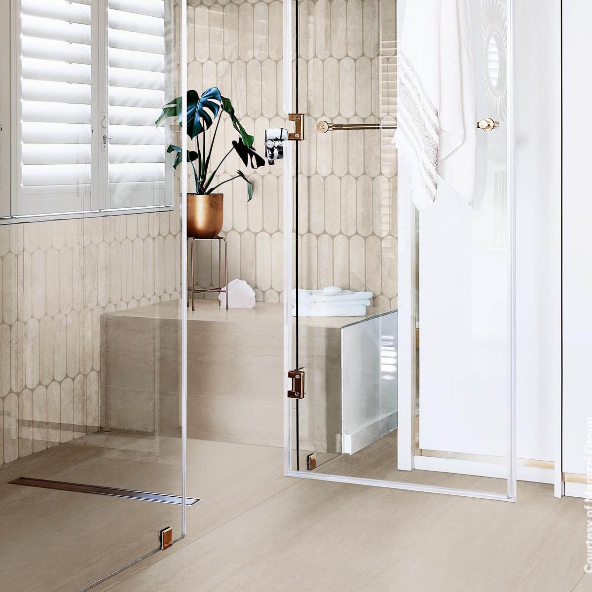 Shower with Mosaic Coating Ovale Lux Travertine Navona 20x36.5