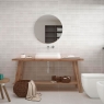 Cuarto de baño con revestimiento AT.Blaze Rlv. Perla 33.3x55