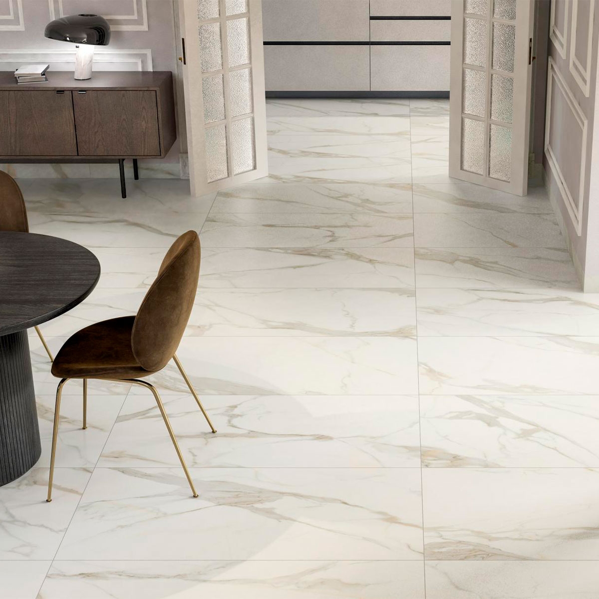 Innenraum mit Calacata Gold Satin Boden 60x120