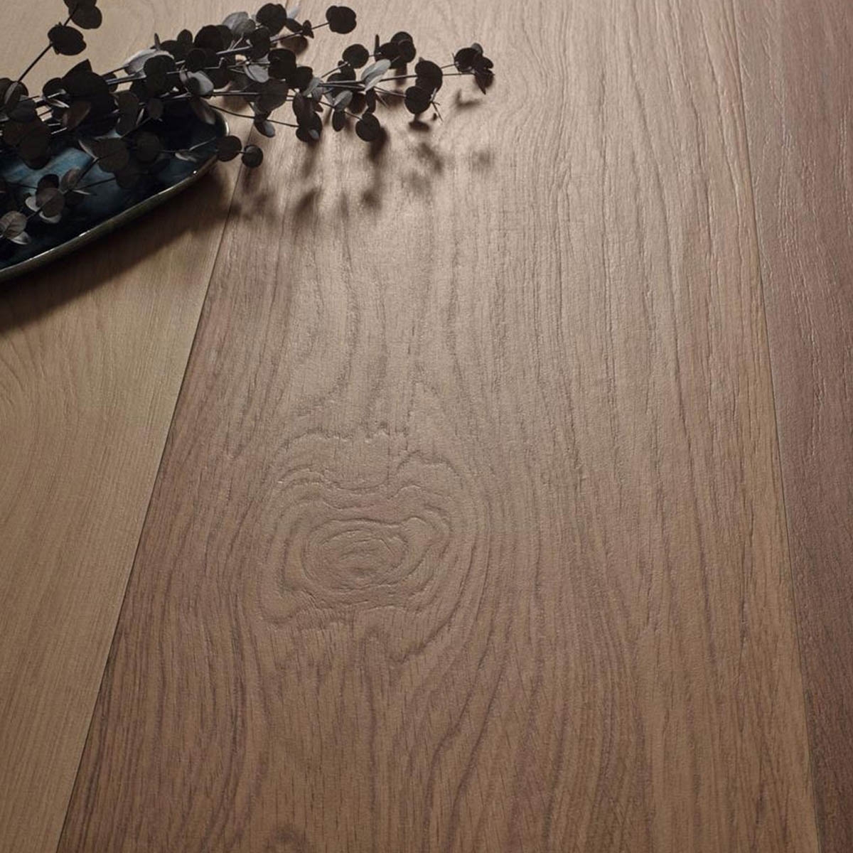 Interior com pavimento Tiare Walnut 23x120