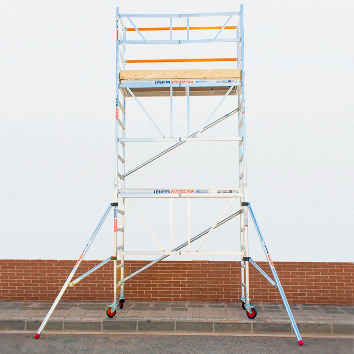 Exterior with folding scaffolding 5.7m working height with stabilizer