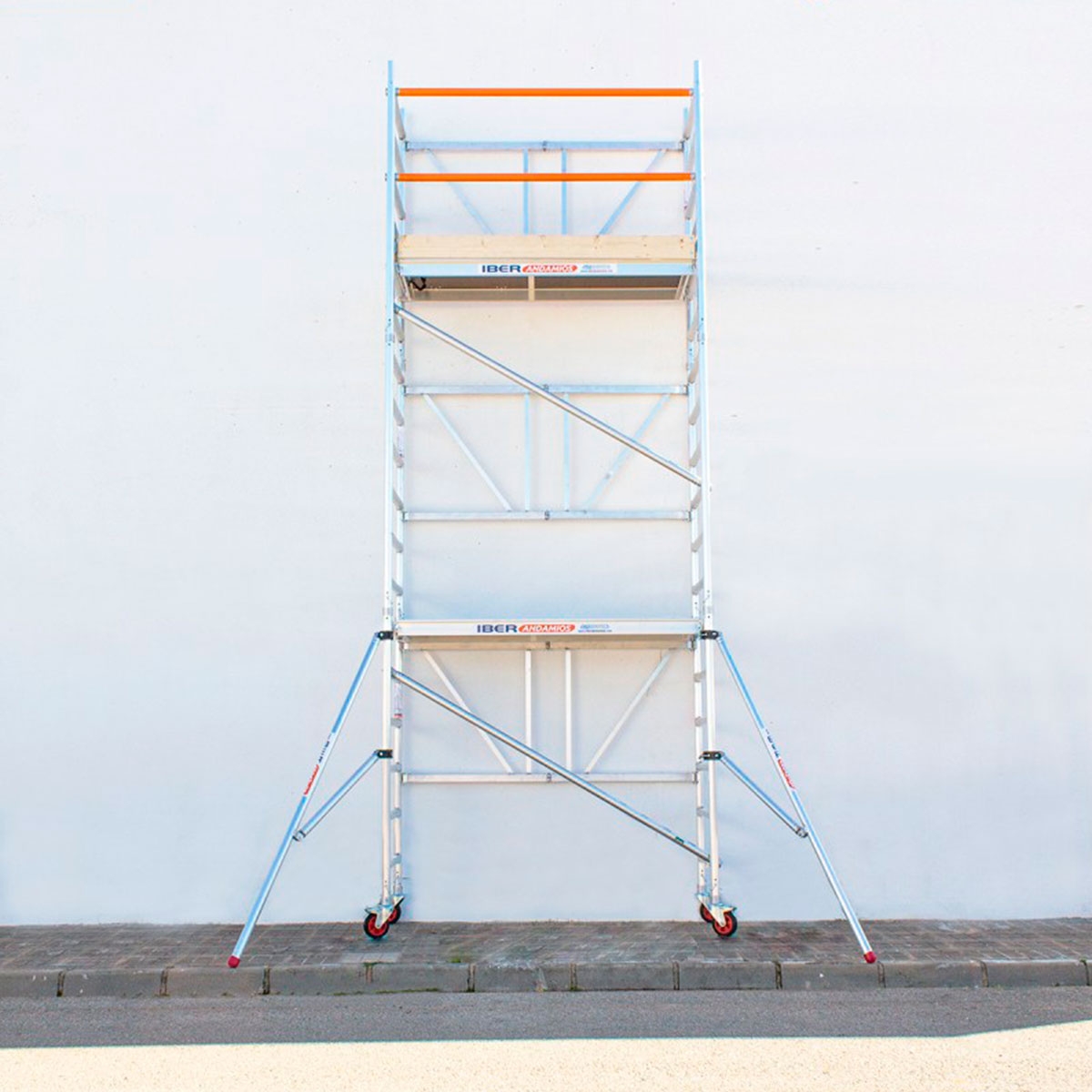 Exterior with folding scaffolding 6.5m working height with stabilizer