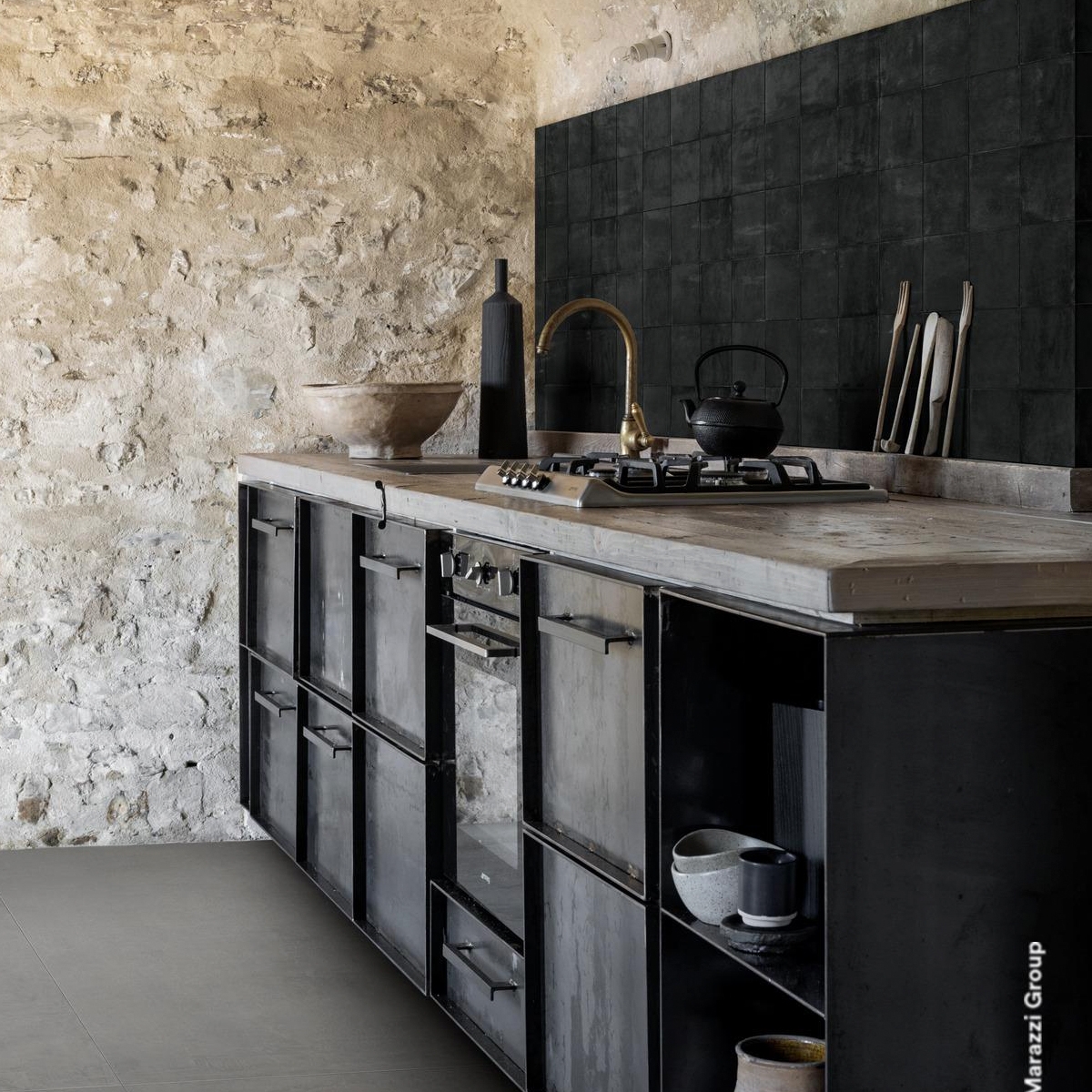 Innenraum mit Memoria Nero Boden 15x15