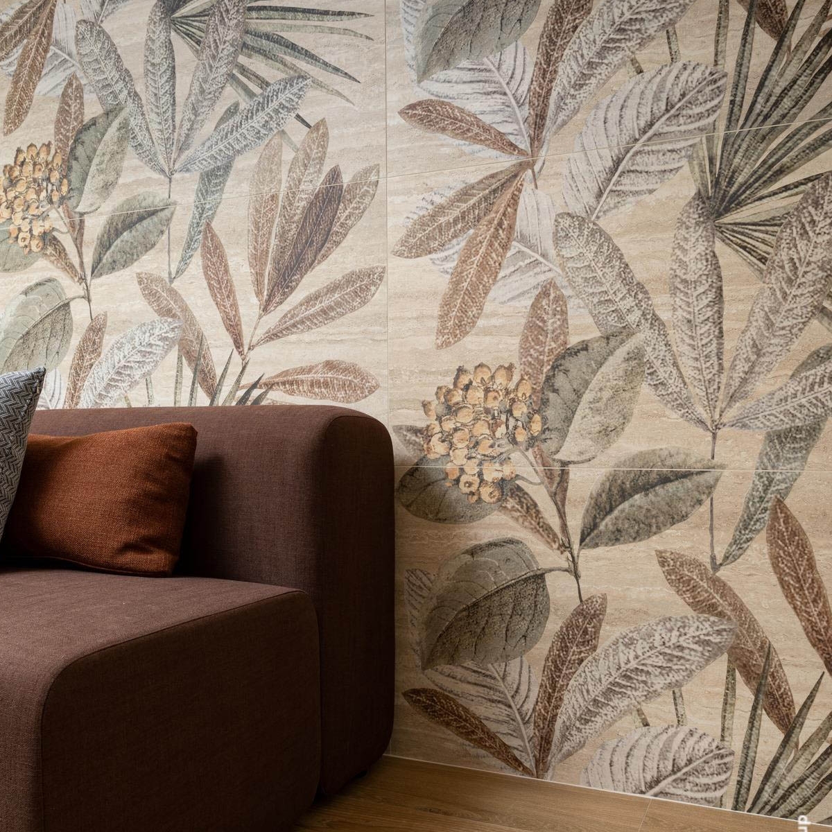 Interior con Revestimiento Travertino Classico Pannello Botanico 120x120